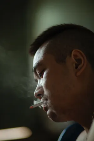 男人嘴叼着烟图片第1张
