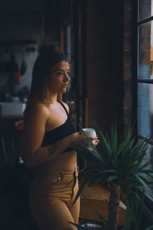 站在窗户边上的性感美女图片第1张