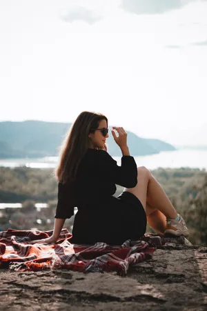 黑色衬衫裙美腿女生图片