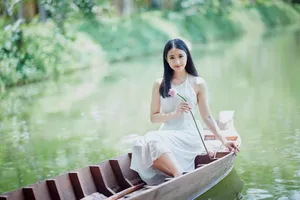 亚洲美女河上泛舟图片_1