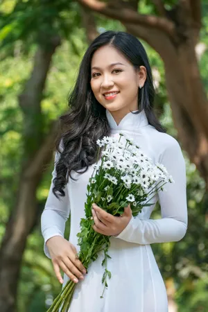 越南卷发美女写真图片
