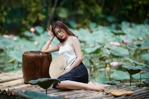 东方性感肚兜美女写真图片