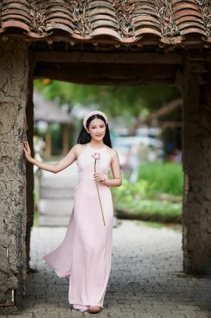 粉色无袖长裙美女写真图片