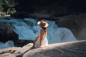 坐在岩石上的性感美女图片