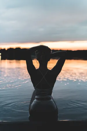 美女河中性感艺术写真图片_1