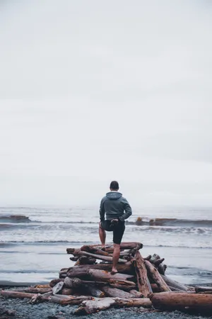 海边帅哥看海背影图片
