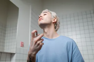 男人在喷香水图片