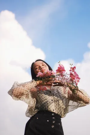 蓝天白云美女艺术写真图片