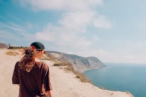 海边悬崖美女背影图片