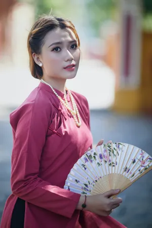 拿着扇子的美女图片