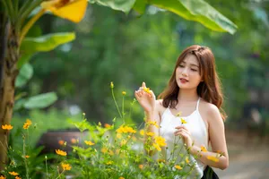 东方白色肚兜美女写真图片第1张