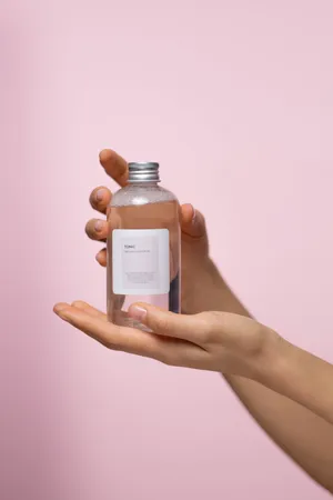 人拿着一瓶滋补品图片第1张