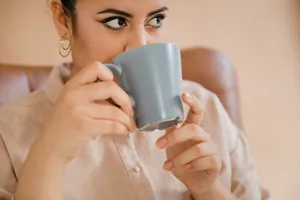 拿水杯喝水的美女图片_1