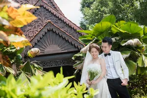 亚洲中国情侣白色婚纱图片