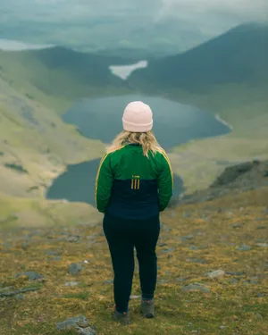 站在山顶上的美女背影图片