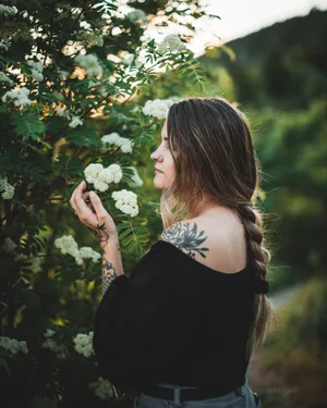 闻花香的麻花辫美女图片