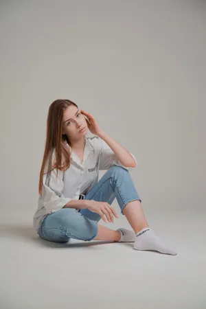 白色衬衫牛仔裤美女图片