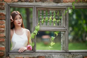 白色肚兜美女写真图片