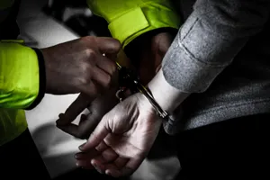 警察逮捕嫌犯戴手铐图片_1