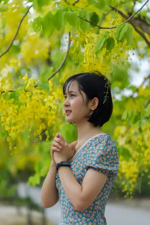 树下祈祷的亚洲美女图片