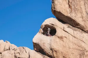 露营登山者图片