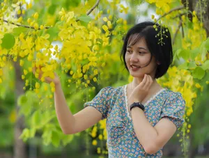 赏花的亚洲美女图片