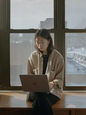 窗台居家办公美女图片