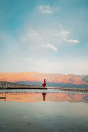 美女湖边行走的图片第1张