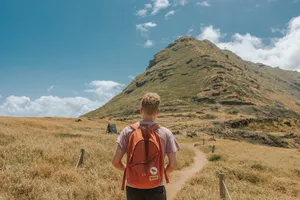 帅哥户外登山旅行图片