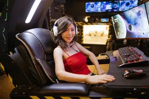 戴耳麦打游戏的女生图片