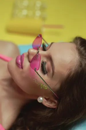 戴着粉色墨镜的美女图片_1