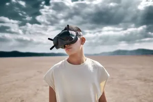 头戴3D视觉眼镜的帅哥图片第1张