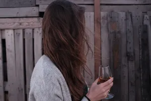 美丽的风中女子图片