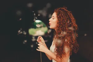 吹蒲公英的欧美美女图片