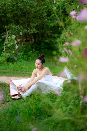 户外芭蕾舞美女写真图片