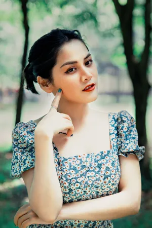 气质小碎花裙美女写真图片