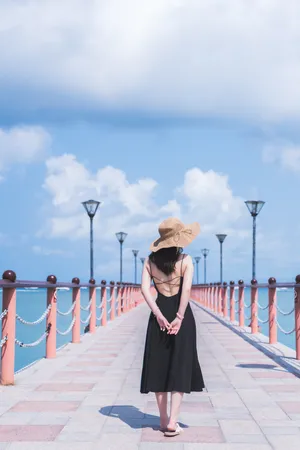海边码头性感美女背影图片第1张