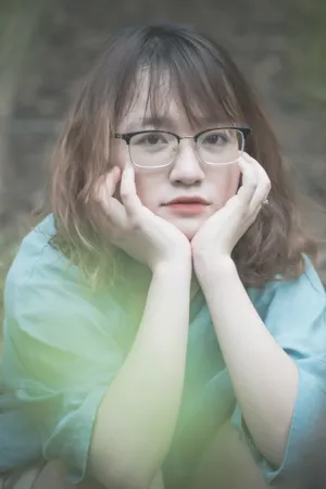 双手捧脸的女生图片_1