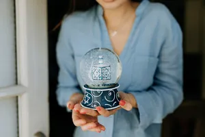 手拿水晶雪球图片第1张