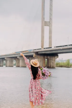 粉色连衣裙美女背影图片