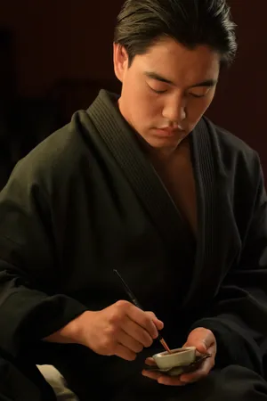 黑袍男人专注图片