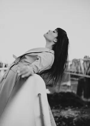 欧美黑白美女户外写真图片