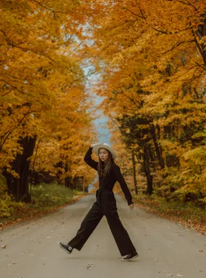 秋天树林美女写真图片