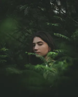 绿色植物林美女写真图片