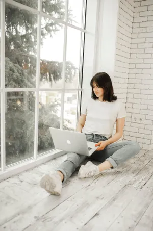 落地窗前上网的欧美美女图片
