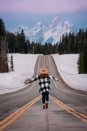 雪山树林公路美女背影图片_1