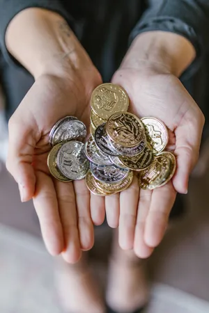 手捧金币货比图片第1张
