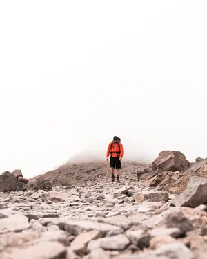 一个人徒步登山图片素材