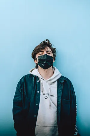 欧美帅哥戴口罩图片