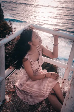 千鸟格粉色裙装美女写真图片_1